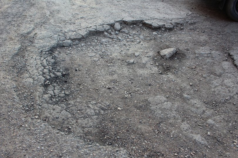 В районе Башкирии ямы залатали дорожными знаками и брёвнами