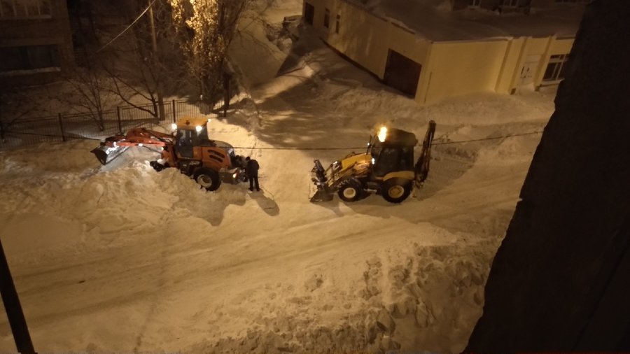 В одном из городов Башкирии в сугробе застрял снегоуборочный трактор