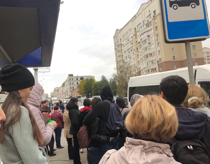 «В салоне начались крики, люди жаловались и просили подвинуться»: Уфимцы устроили давку в переполненном автобусе 