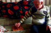 Каждый вечер играет в шахматы сам с собой: В Башкирии пожилой мужчина остался никому не нужен, когда серьезно заболел