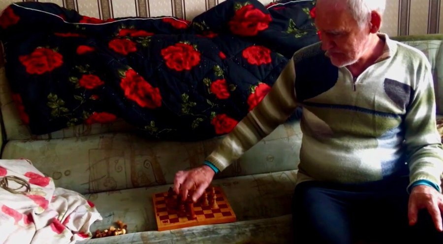 Каждый вечер играет в шахматы сам с собой: В Башкирии пожилой мужчина остался никому не нужен, когда серьезно заболел