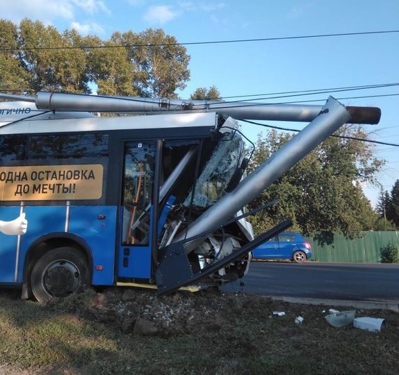 В Уфе автобус с пассажирами протаранил столб
