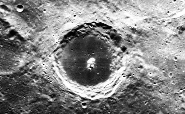 В кратере Луны обнаружили изображение человеческого лица