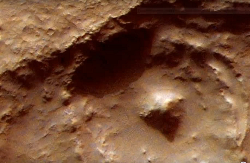 Российский уфолог обнаружил на Марсе руины древнего храма