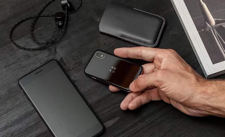 Компания Palm презентовала мини-смартфон размером с пластиковую карту 