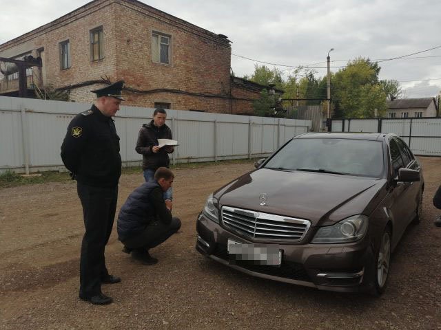 В Башкирии парень рассчитался с долгами, когда приставы арестовали его Mercedes-Benz