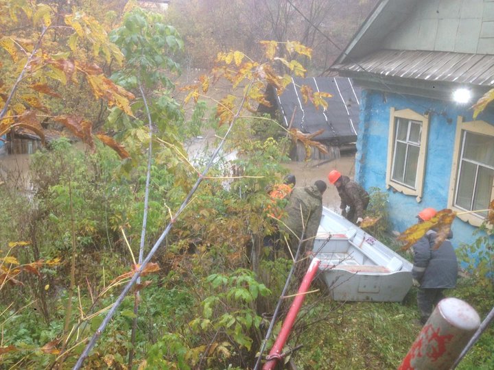 В Уфе затопило территорию одного из частных домов