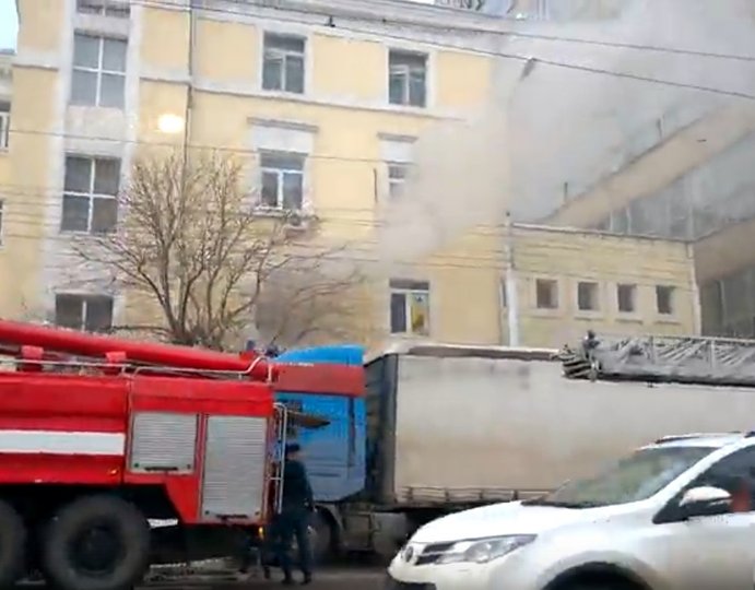 В центре Уфы загорелось административное здание