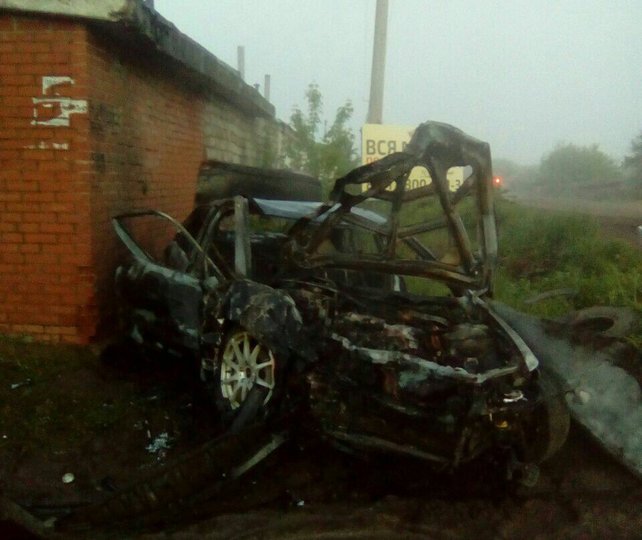 В Башкирии иномарка врезалась в гараж и загорелась: водитель автомобиля погиб