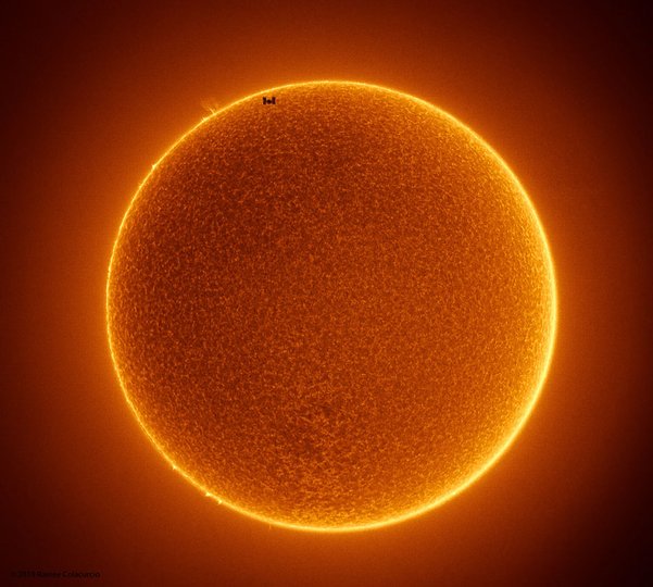 Специалисты NASA опубликовали фото МКС, проходящей мимо Солнца