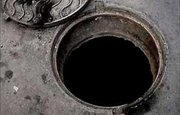 В центре Уфы сорвало крышку колодца и образовался 10-метровый фонтан 