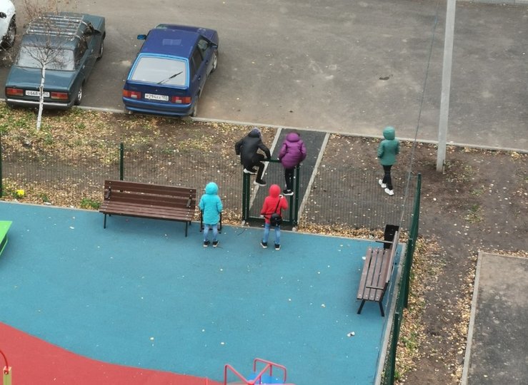 В Уфе местные школьники вынуждены перелезать через забор, чтобы попасть на площадку 