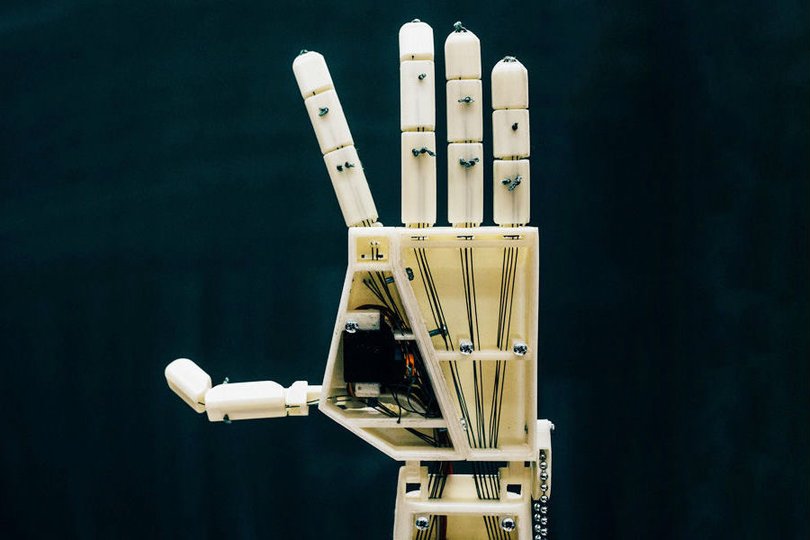 Появился робот-рука для перевода устной речи на язык жестов