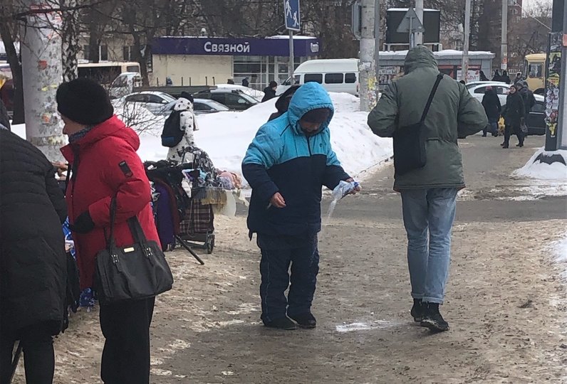В Уфе бабушка, не дожидаясь коммунальных служб, сама вышла на борьбу с гололедом на тротуарах