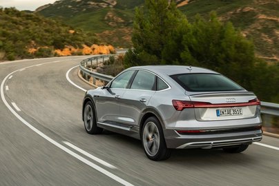 В России начались продажи электрического кроссовера Audi e-tron