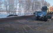 В Башкирии две иномарки столкнулись с грузовиком