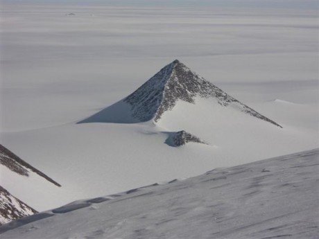 Во льдах Антарктиды обнаружена секретная база инопланетян