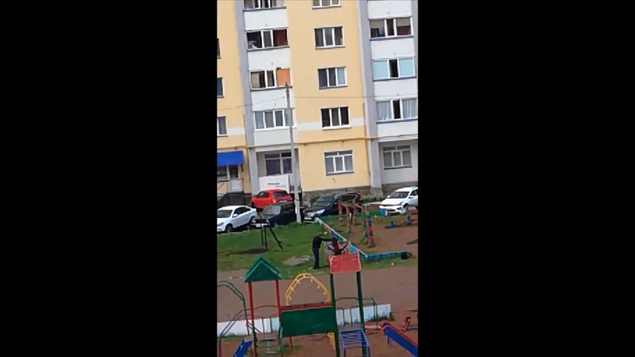В одном из городов Башкирии на детской площадке «развлекался» неадекватный мужчина