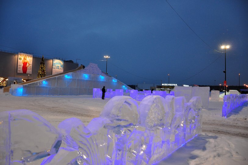В Уфе открылся сказочный ледовый городок «Алиса в стране чудес»