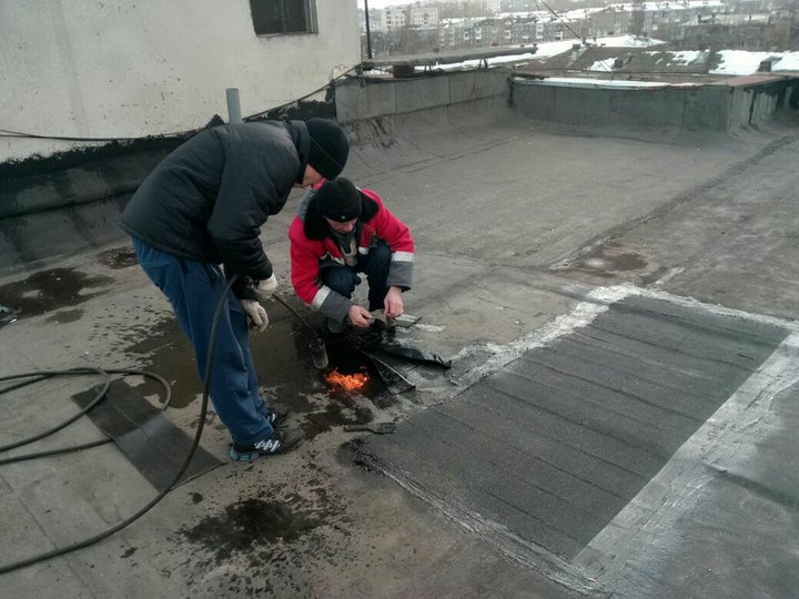 В Уфе рабочие отремонтировали крыши более 100 жилых домов