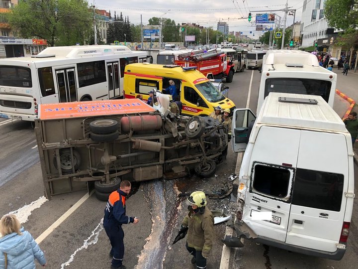 Массовая авария в Уфе: Столкнулись грузовая ГАЗель и два автобуса