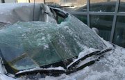 В Уфе ледяная глыба проломила машину