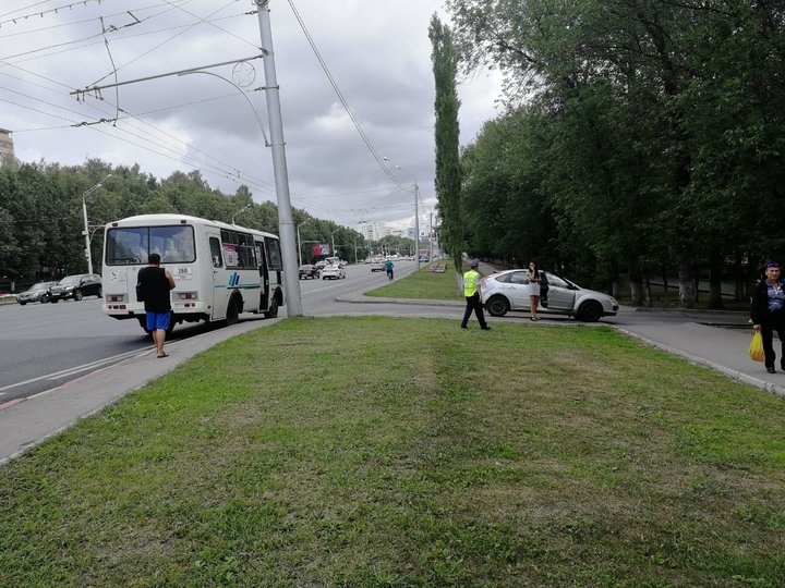 В Уфе иномарка не уступила дорогу маршрутке: Пострадали два пассажира
