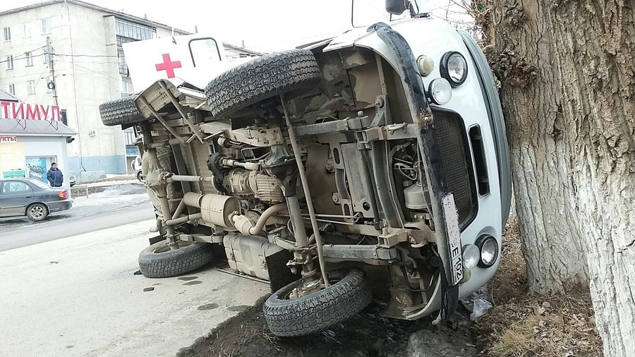 В Башкирии перевернулась машина скорой помощи