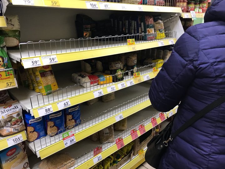 Ситуацию с продуктами в магазинах оценили в России