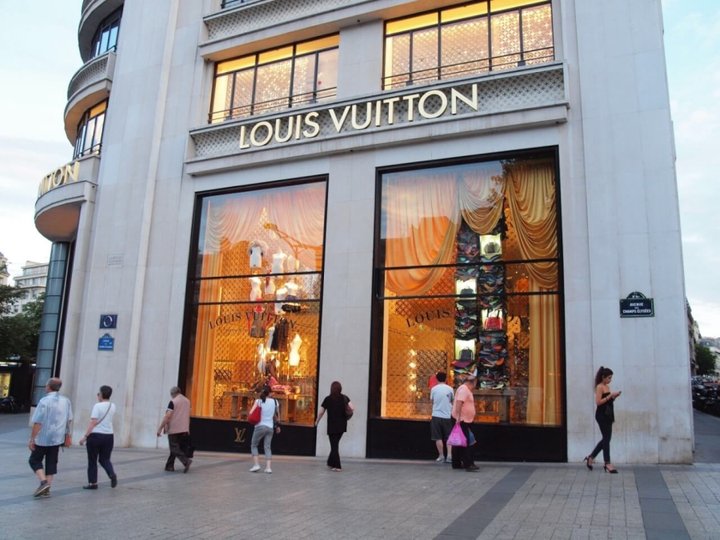 Louis Vuitton извинился за показ посвященной Майклу Джексону коллекции 