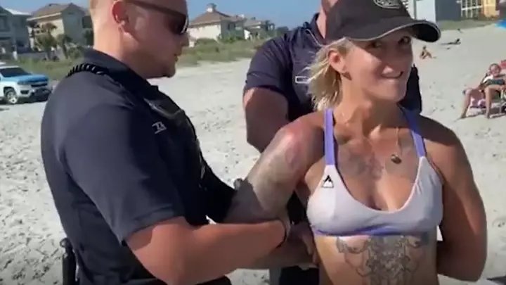В США полицейские задержали женщину за ношение стрингов на пляже