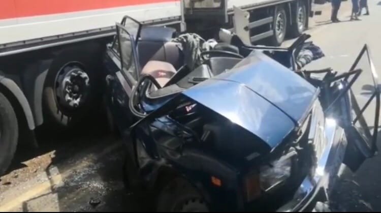 В Башкирии на трассе погиб водитель «Жигулей», врезавшийся в два грузовика