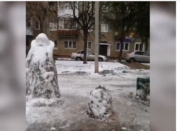 «Снегурочка с грязью»: Уфимка обнаружила ещё одних жутких Деда Мороза и Снегурочку