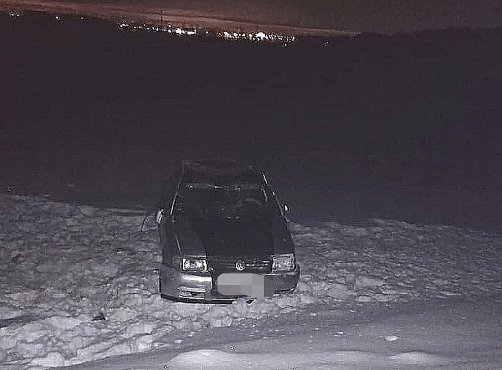 На трассе в Башкирии двоих человек зажало в машине