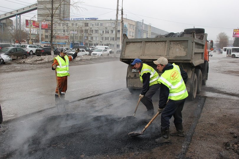 Уфимские дорожники устраняют ямы на Индустриальном шоссе