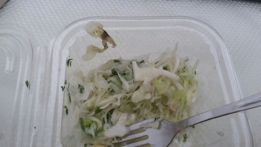 Жительнице Уфы продали в кулинарии известного супермаркета салат с грязью