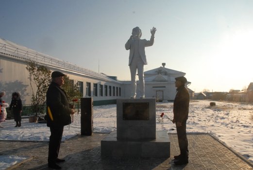 В Башкирии появился памятник певцу Радику Гарееву