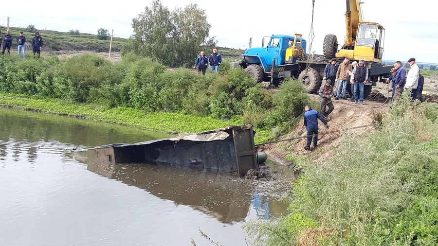 В Башкирии водитель самосвала утонул в реке вместе с грузовиком