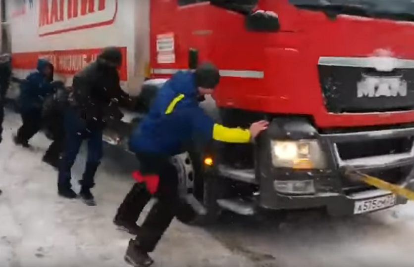 На трассе в Башкирии водители помогли застрявшим в снегу дальнобойщикам