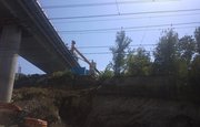 В Уфе на строящемся мосту упал автокран
