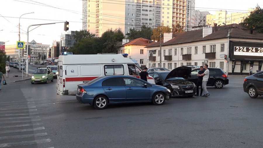 В Уфе автоледи на иномарке попала в ДТП с машиной «скорой помощи»