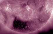 NASA заметил на солнце квадратную дыру