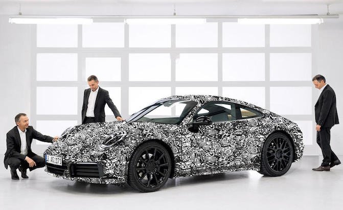 Интрига не раскрыта: Porsche недопоказал спорткупе 911 нового поколения