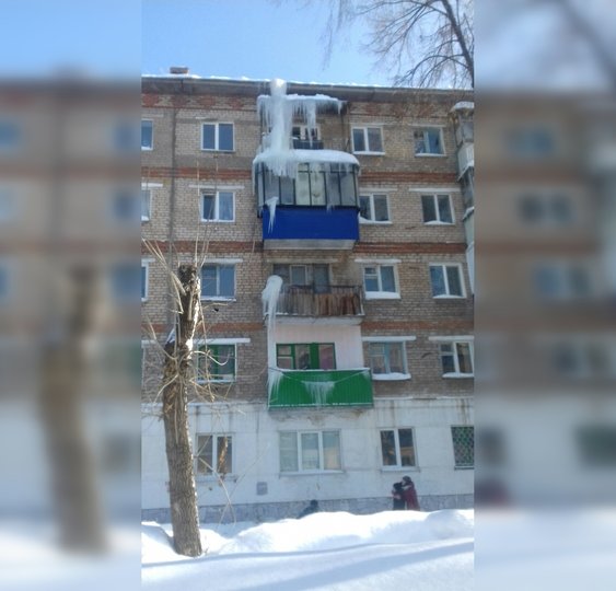 «Сосульки висят аж двухметровые»: Жители Башкирии жалуются на гигантские сосульки на крышах