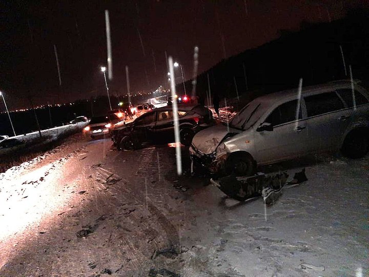 Массовое ДТП в Башкирии: На трассе друг в друга врезались шесть автомобилей