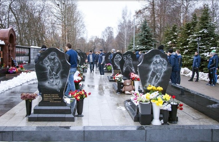 Игроки «Салавата Юлаева» возложили цветы к мемориалу в память о погибших хоккеистах «Локомотива»