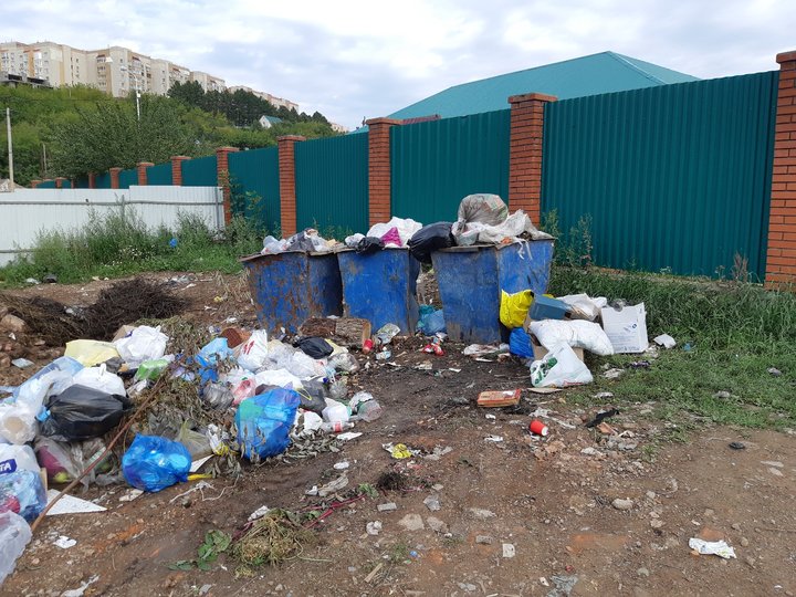 «Скоро во двор не сможем зайти!»: Жители Уфы возмущены царящим беспорядком возле мусорных баков 