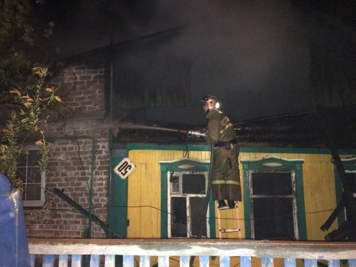 Из-за пожара в Уфе сгорели два дома, баня и гараж