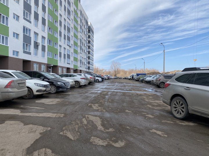 В Уфе строители многоэтажек в новом микрорайоне занимают парковочные места жильцов