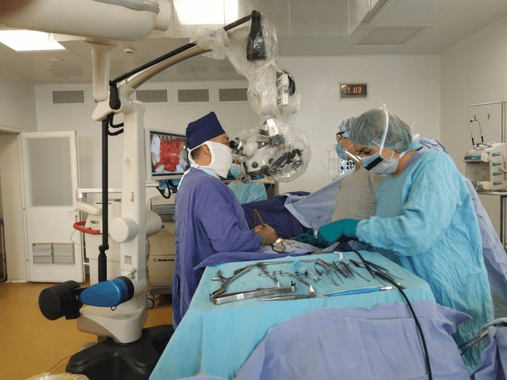 Уфимские хирурги удалили пациенту опухоль на позвоночнике через микроскоп